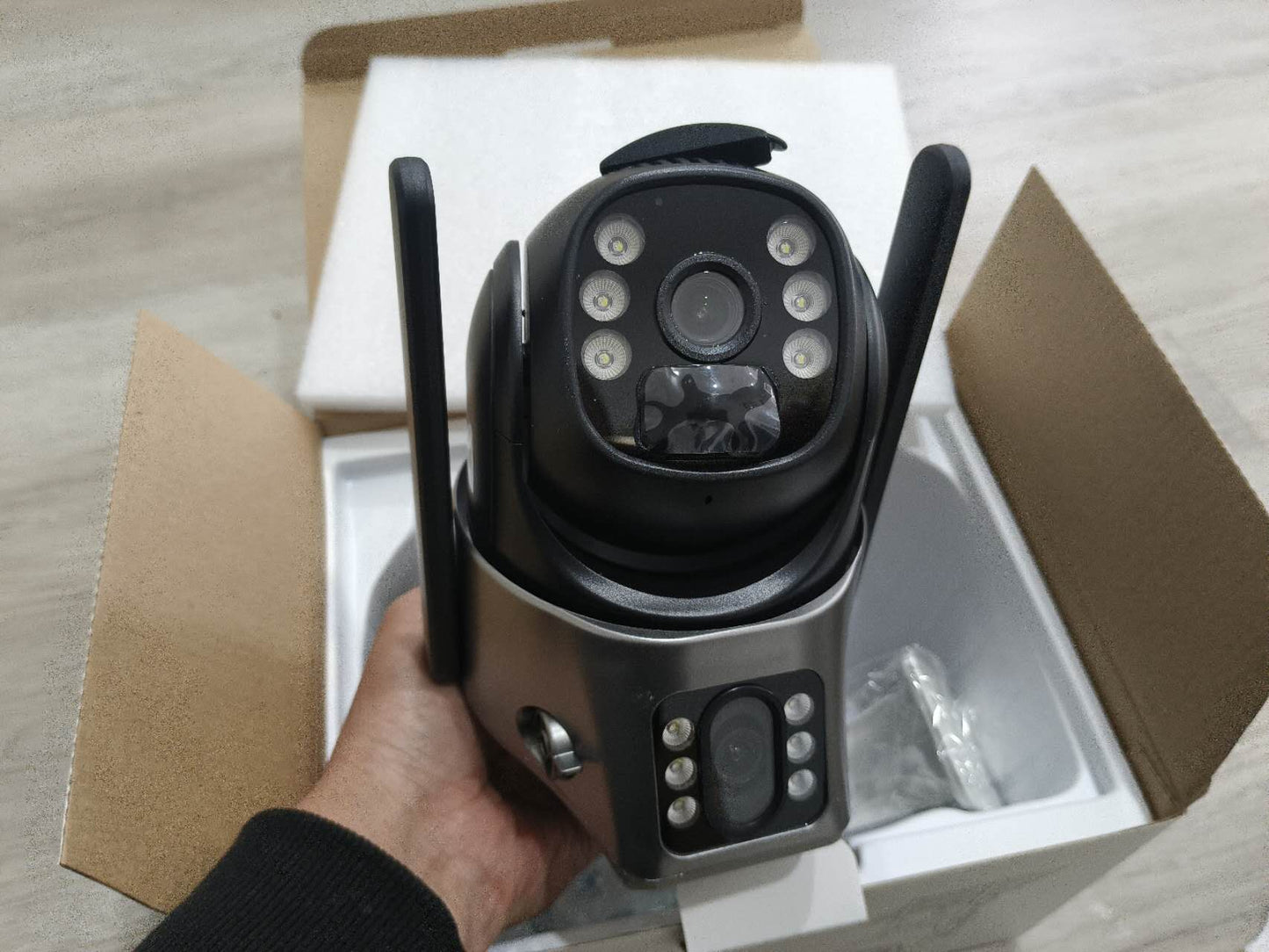 V44 Solar-Powered 4g security Camera with HD Color Monitoring Motion Detection